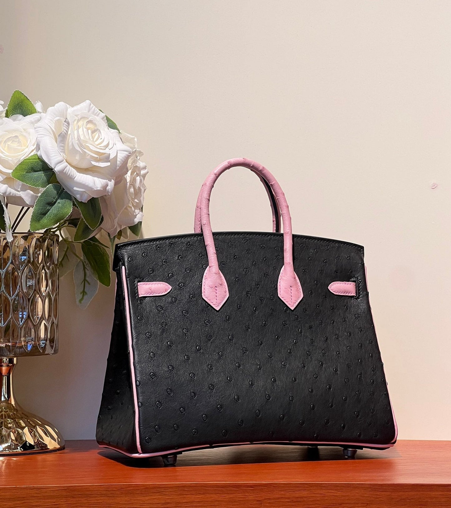 BOLSO KELLY SELLIER 25 EN PIEL DE AVESTRUZ ROSA BEBÉ MEZCLA NEGRO (HECHO BAJO PEDIDO)