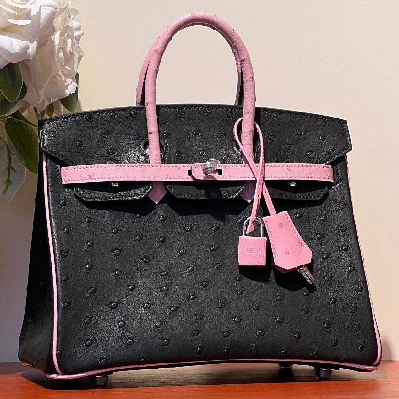 BOLSO KELLY SELLIER 25 EN PIEL DE AVESTRUZ ROSA BEBÉ MEZCLA NEGRO (HECHO BAJO PEDIDO)