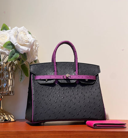 BOLSO KELLY SELLIER 25 EN PIEL DE AVESTRUZ MIXTA NEGRO Y MORADO ORQUÍDEA (HECHO BAJO PEDIDO)