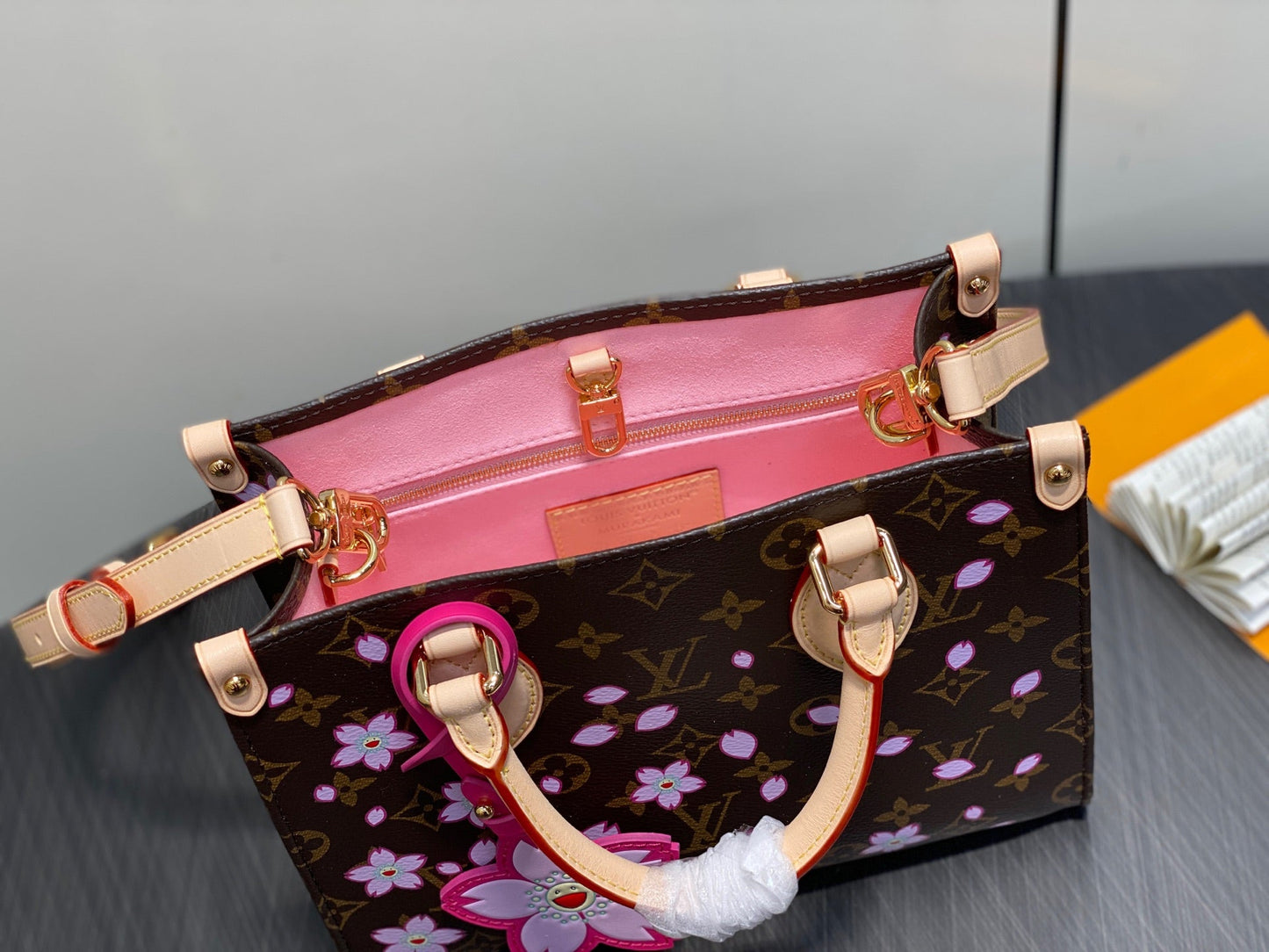 Sac à main LV x TM OnTheGo PM 25 cm en toile monogrammée Sakura Brown Cherry Blossom