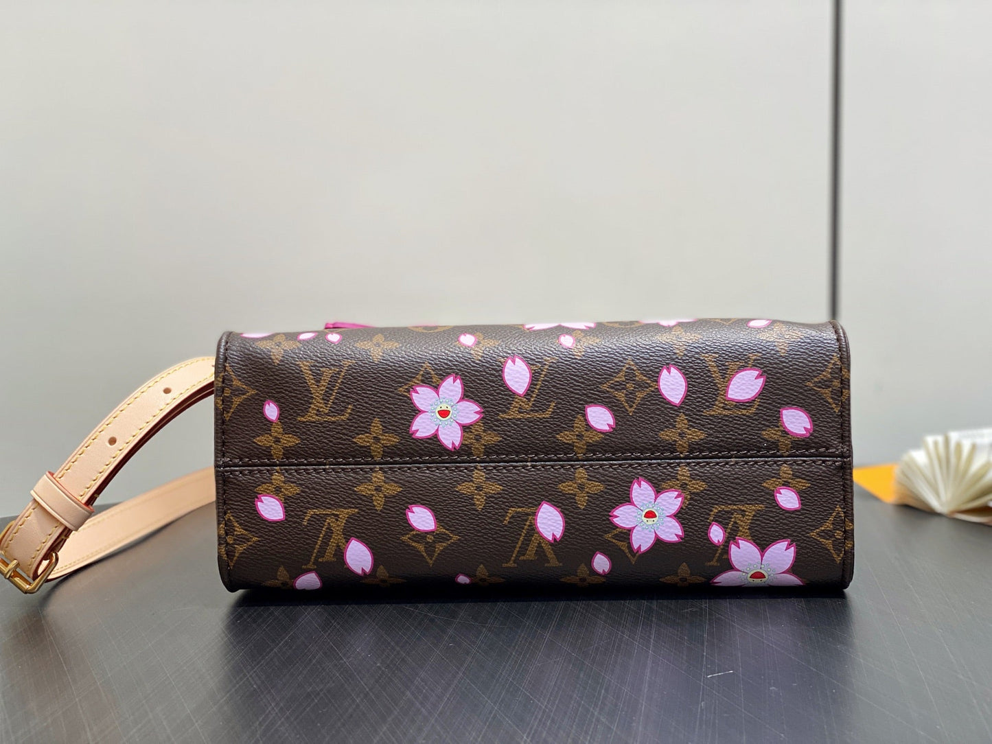 Sac à main LV x TM OnTheGo PM 25 cm en toile monogrammée Sakura Brown Cherry Blossom