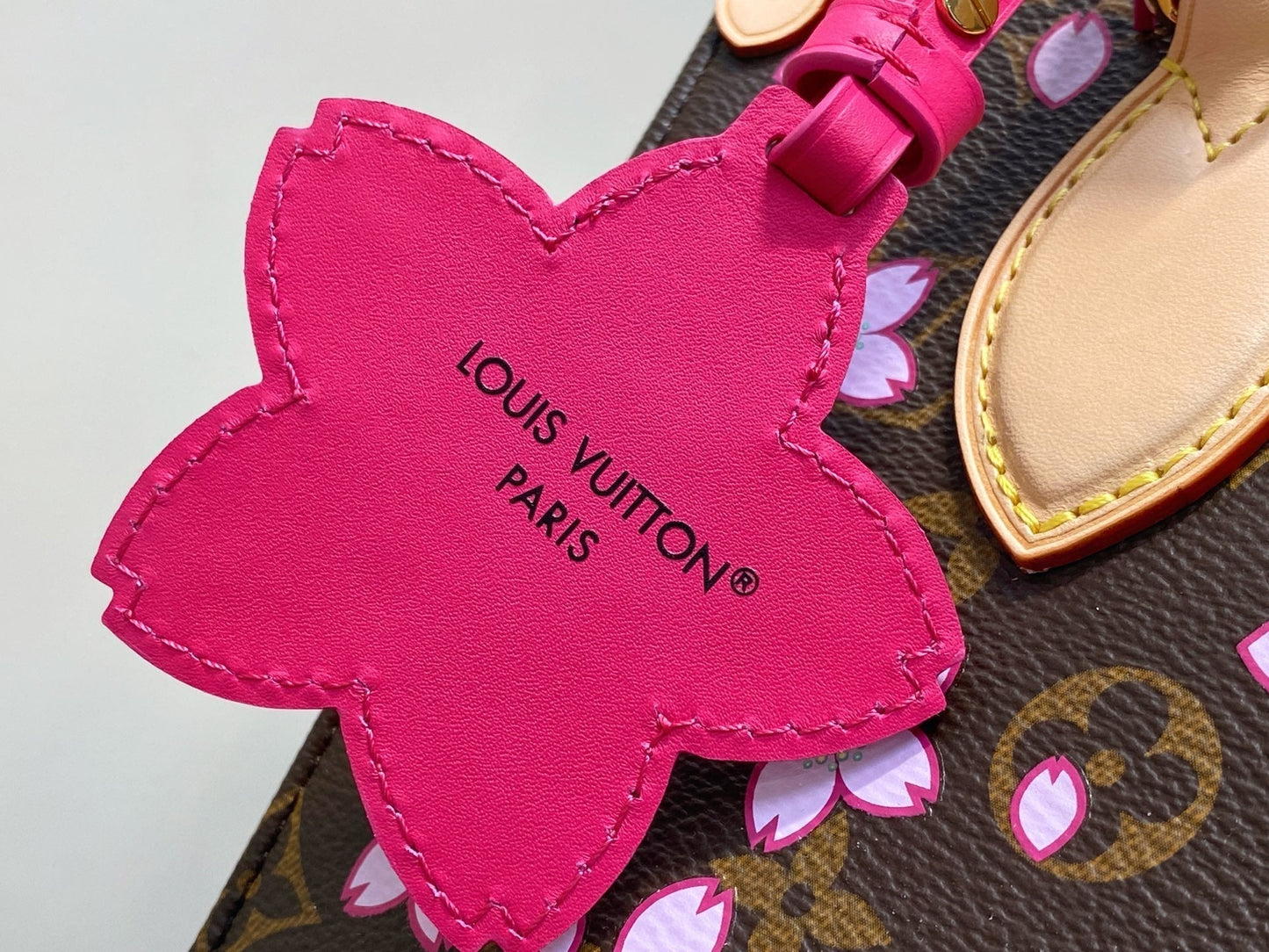 Sac à main LV x TM OnTheGo PM 25 cm en toile monogrammée Sakura Brown Cherry Blossom