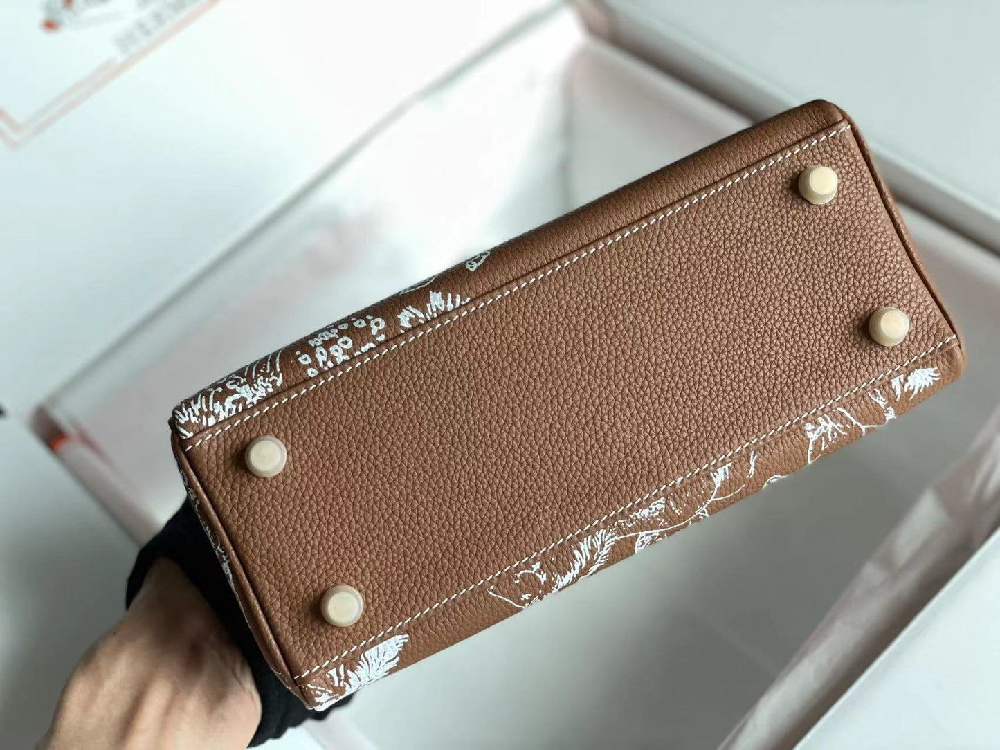 SAC BIRKIN 25 EN CUIR DE VEAU MARRON CHOCOLAT AVEC AUTOCOLLANT BLANC (FABRIQUÉ SUR COMMANDE)