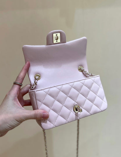 Bolso mini con solapa CC 24K de 18 cm, piel de cordero rosa claro, herrajes dorados