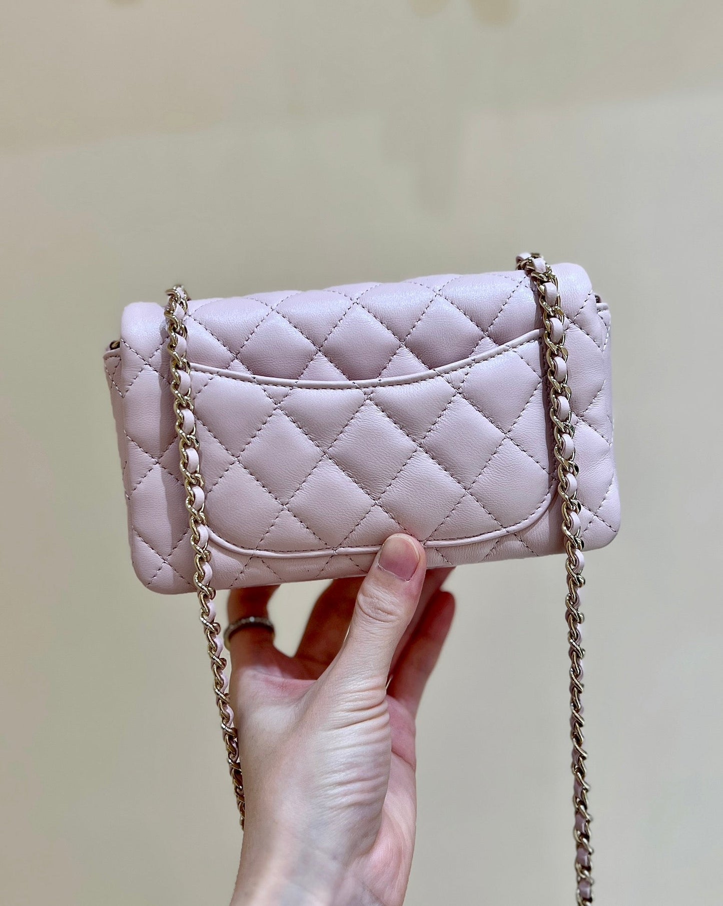 Bolso mini con solapa CC 24K de 18 cm, piel de cordero rosa claro, herrajes dorados