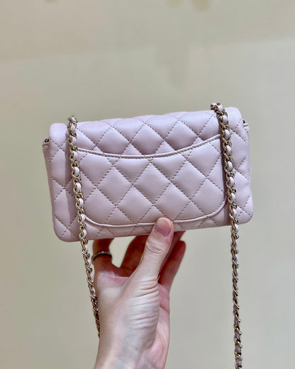 Bolso mini con solapa CC 24K de 18 cm, piel de cordero rosa claro, herrajes dorados