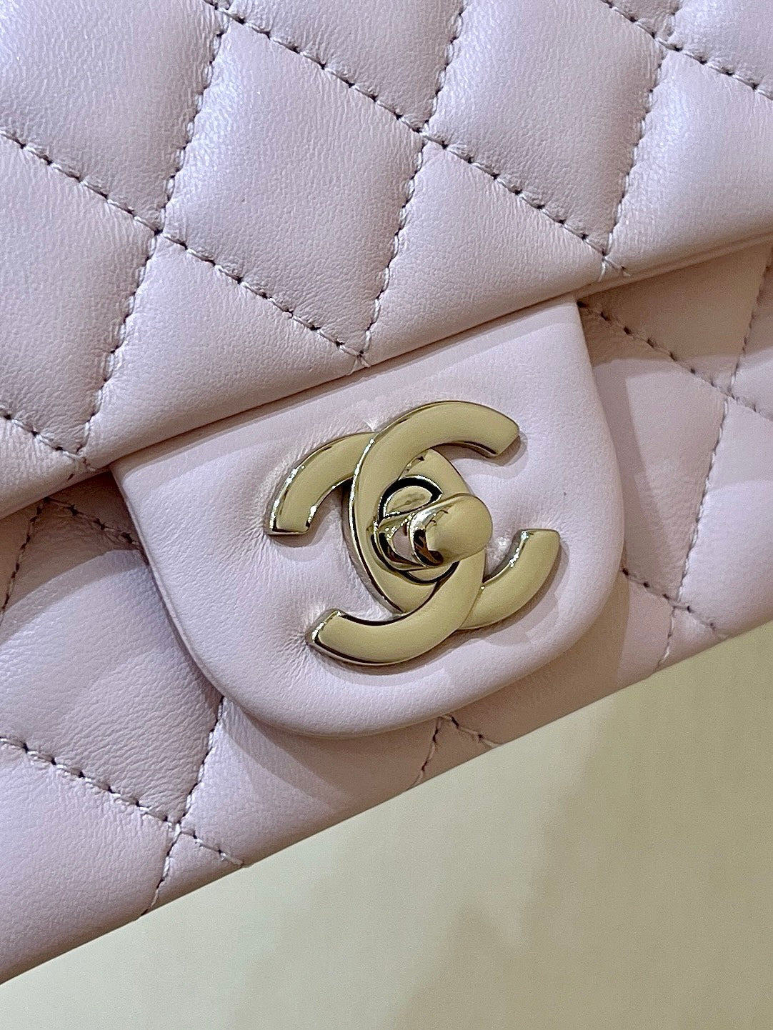 Bolso mini con solapa CC 24K de 18 cm, piel de cordero rosa claro, herrajes dorados