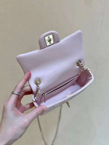 Bolso mini con solapa CC 24K de 18 cm, piel de cordero rosa claro, herrajes dorados