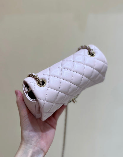Bolso mini con solapa CC 24K de 18 cm, piel de cordero rosa claro, herrajes dorados