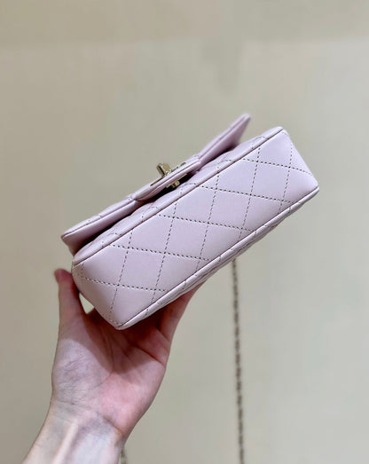 Bolso mini con solapa CC 24K de 18 cm, piel de cordero rosa claro, herrajes dorados