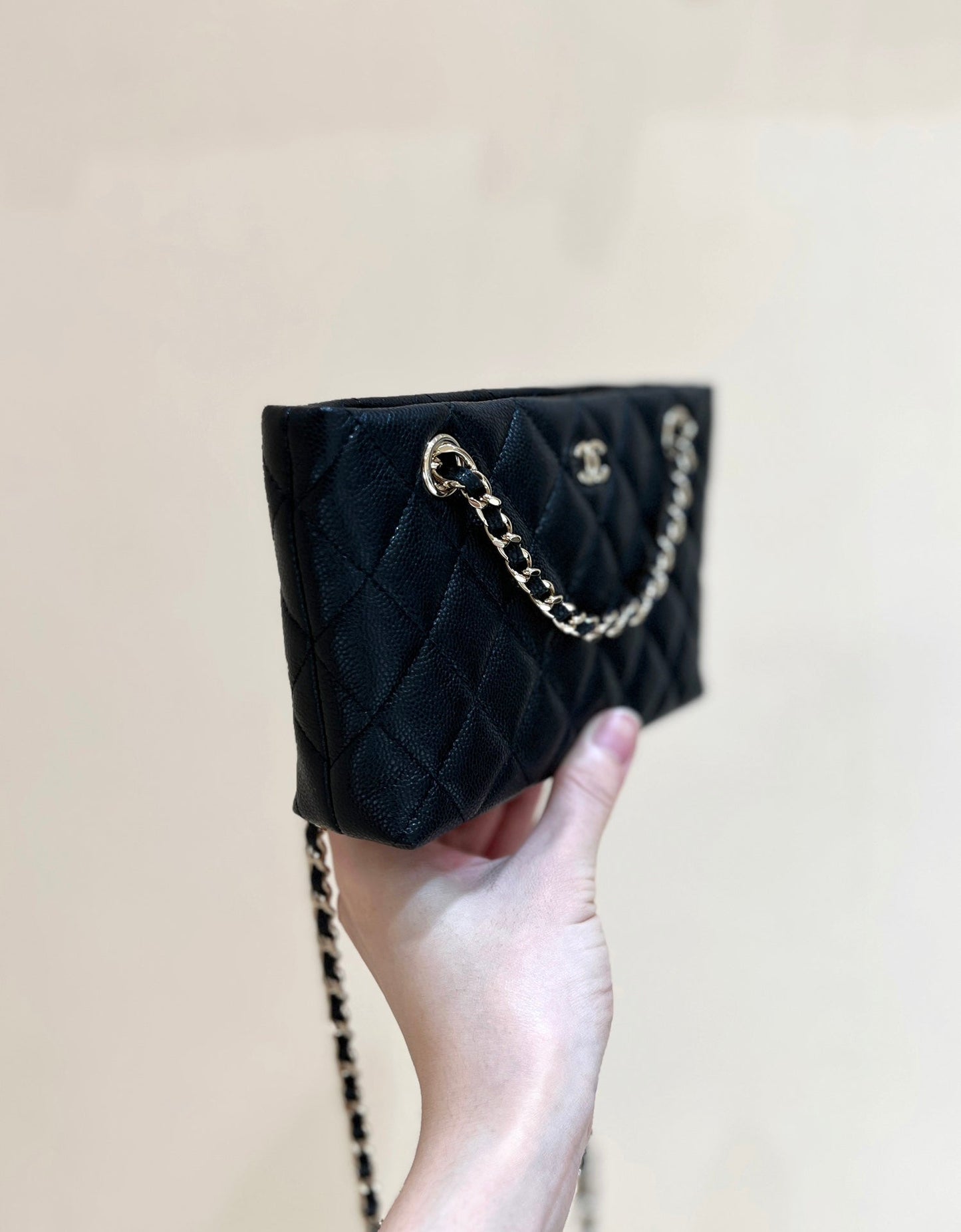 Bolso pequeño 25C de 17 cm de piel de becerro granulada negra