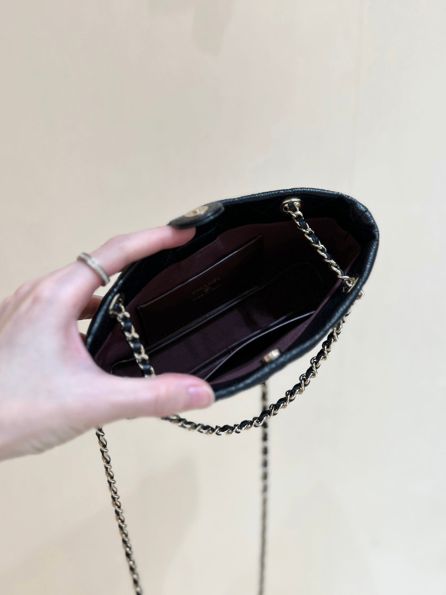 Bolso pequeño 25C de 17 cm de piel de becerro granulada negra