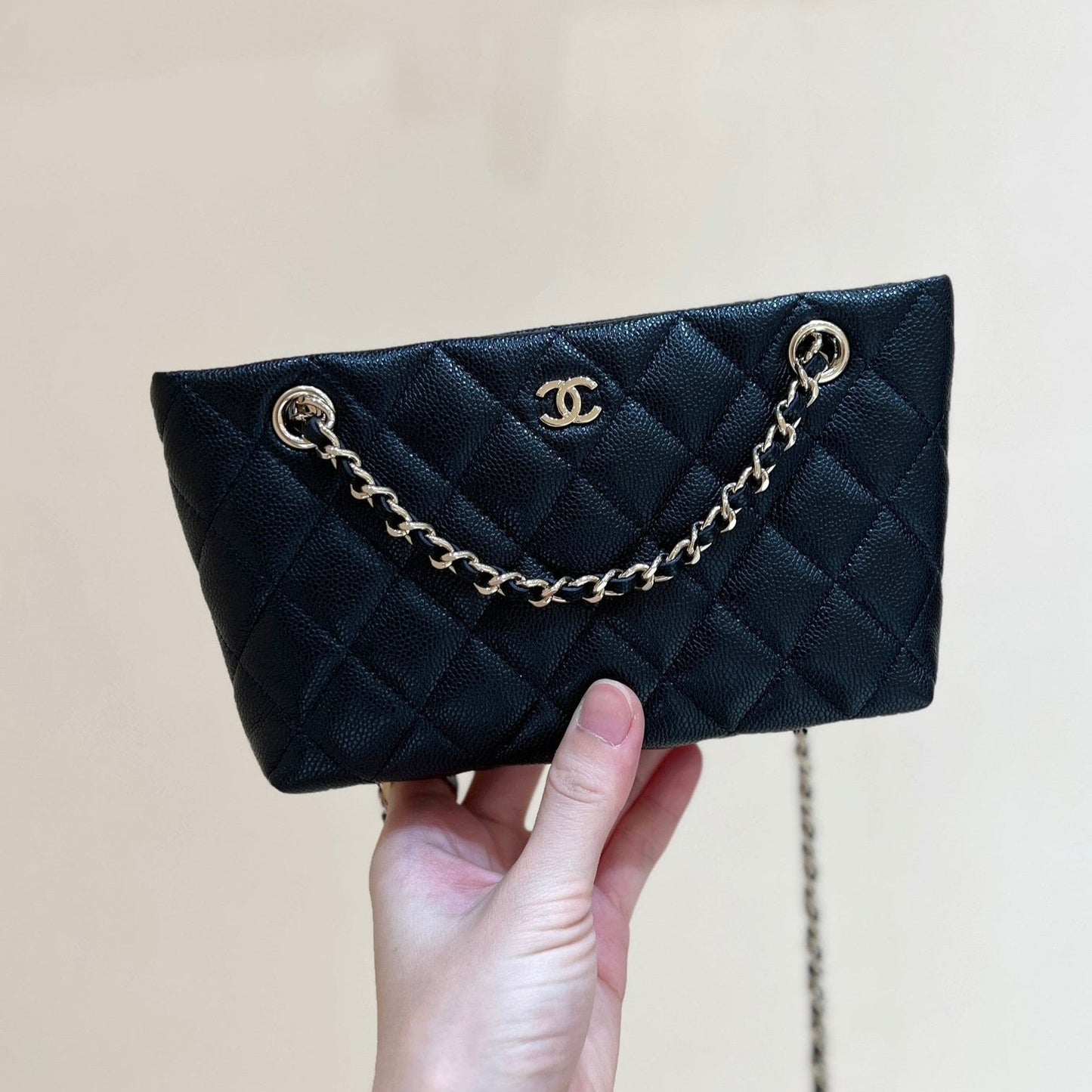 Bolso pequeño 25C de 17 cm de piel de becerro granulada negra