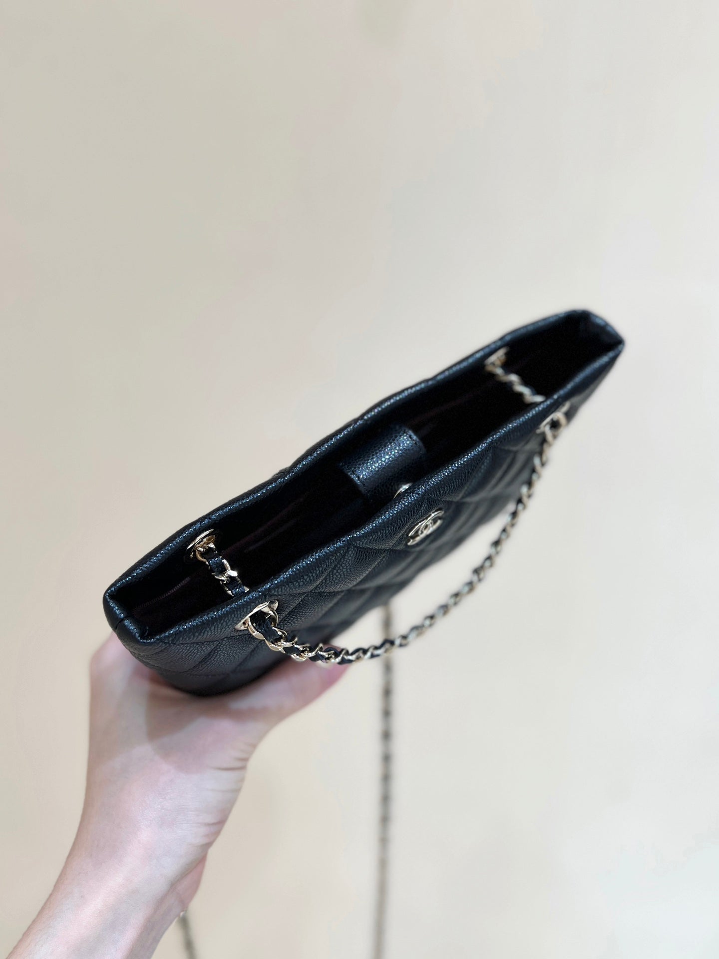 Bolso pequeño 25C de 17 cm de piel de becerro granulada negra