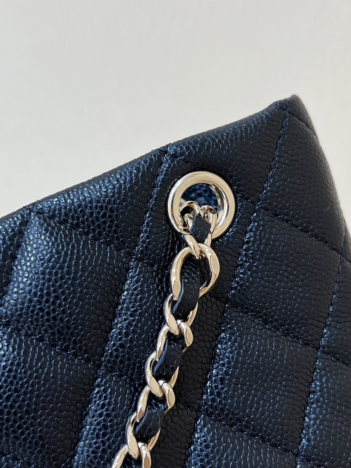 Bolso pequeño 25C de 17 cm de piel de becerro granulada negra