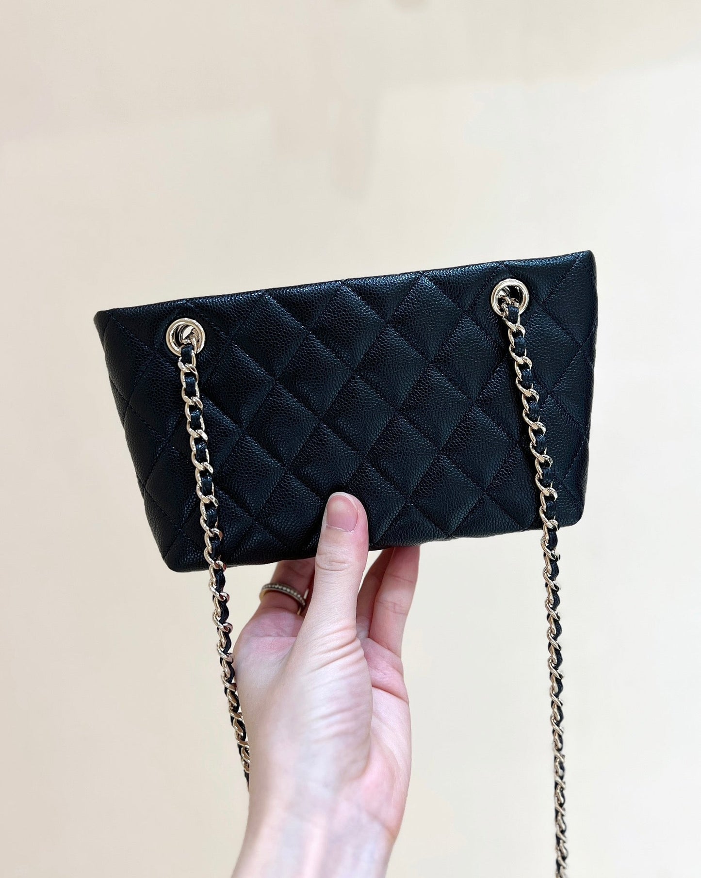 Bolso pequeño 25C de 17 cm de piel de becerro granulada negra