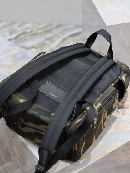 MOCHILA MULTIBOLSILLOS CITY 42 EN NYLON CON ESTAMPADO CAMUFLAJE Y PIEL DE BECERRO NEGRA