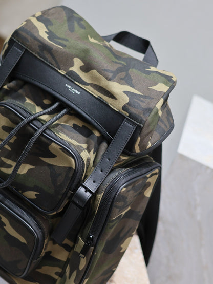 MOCHILA MULTIBOLSILLOS CITY 42 EN NYLON CON ESTAMPADO CAMUFLAJE Y PIEL DE BECERRO NEGRA
