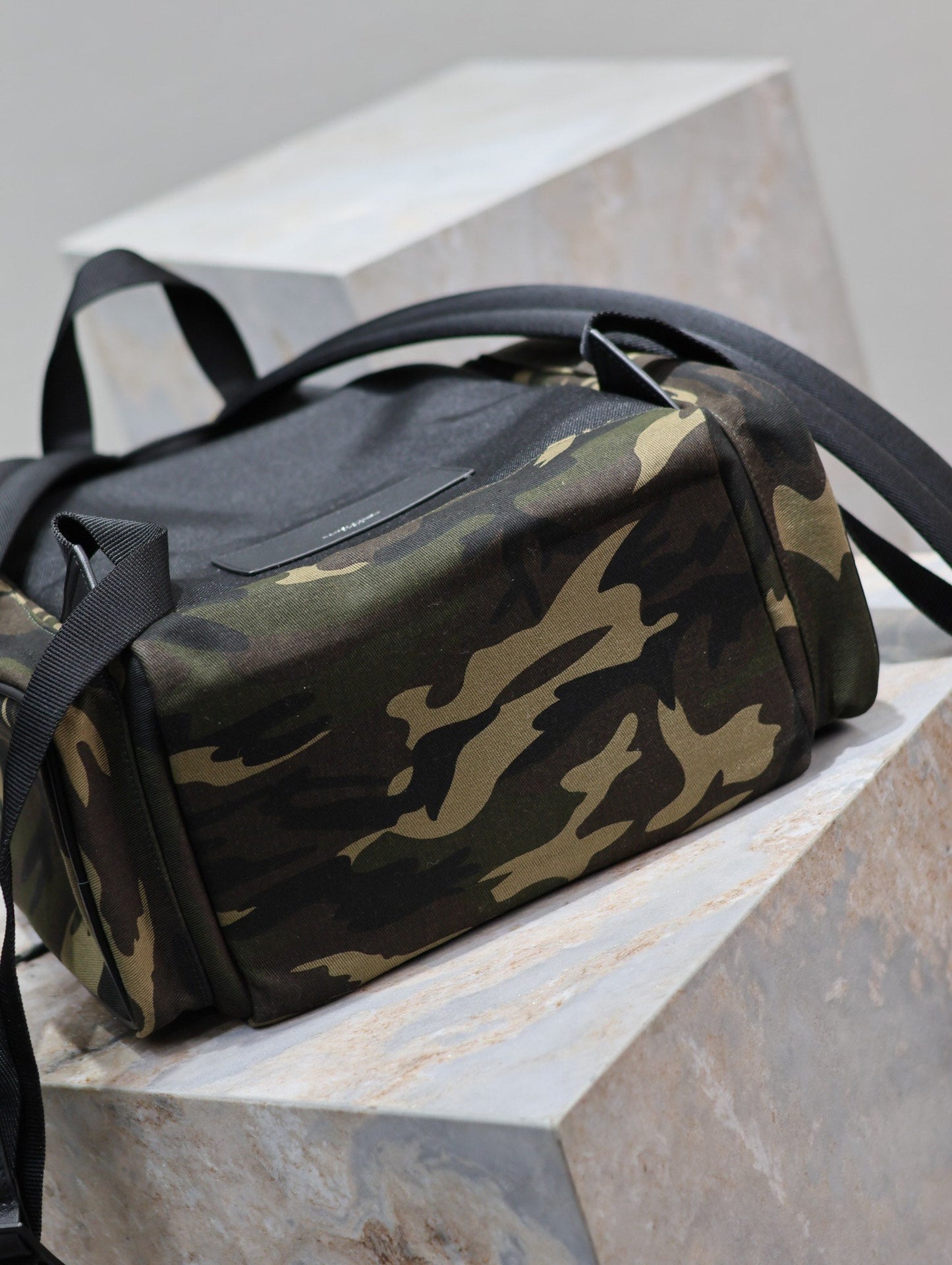 MOCHILA MULTIBOLSILLOS CITY 42 EN NYLON CON ESTAMPADO CAMUFLAJE Y PIEL DE BECERRO NEGRA