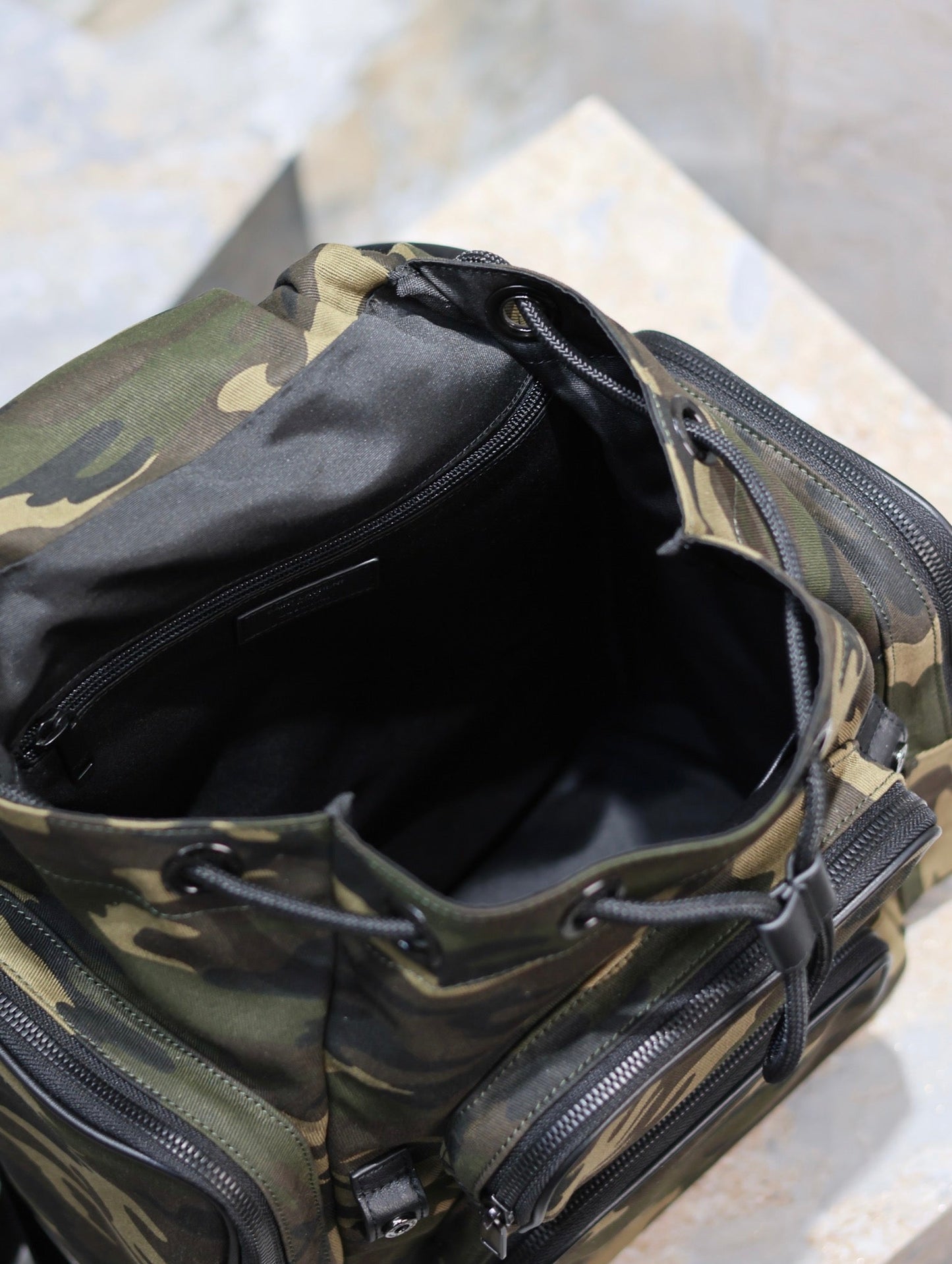 MOCHILA MULTIBOLSILLOS CITY 42 EN NYLON CON ESTAMPADO CAMUFLAJE Y PIEL DE BECERRO NEGRA