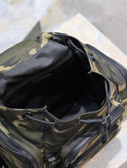 MOCHILA MULTIBOLSILLOS CITY 42 EN NYLON CON ESTAMPADO CAMUFLAJE Y PIEL DE BECERRO NEGRA