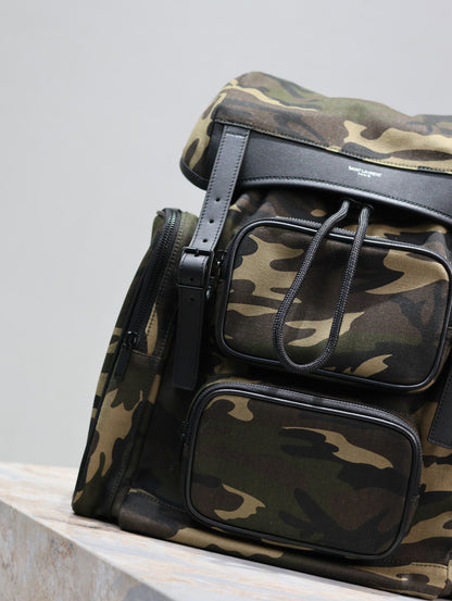 MOCHILA MULTIBOLSILLOS CITY 42 EN NYLON CON ESTAMPADO CAMUFLAJE Y PIEL DE BECERRO NEGRA