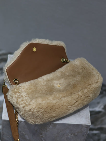 SAC CALYPSO 26 EN PEAU LAINE BEIGE AVEC POIGNÉE EN DAIM MARRON