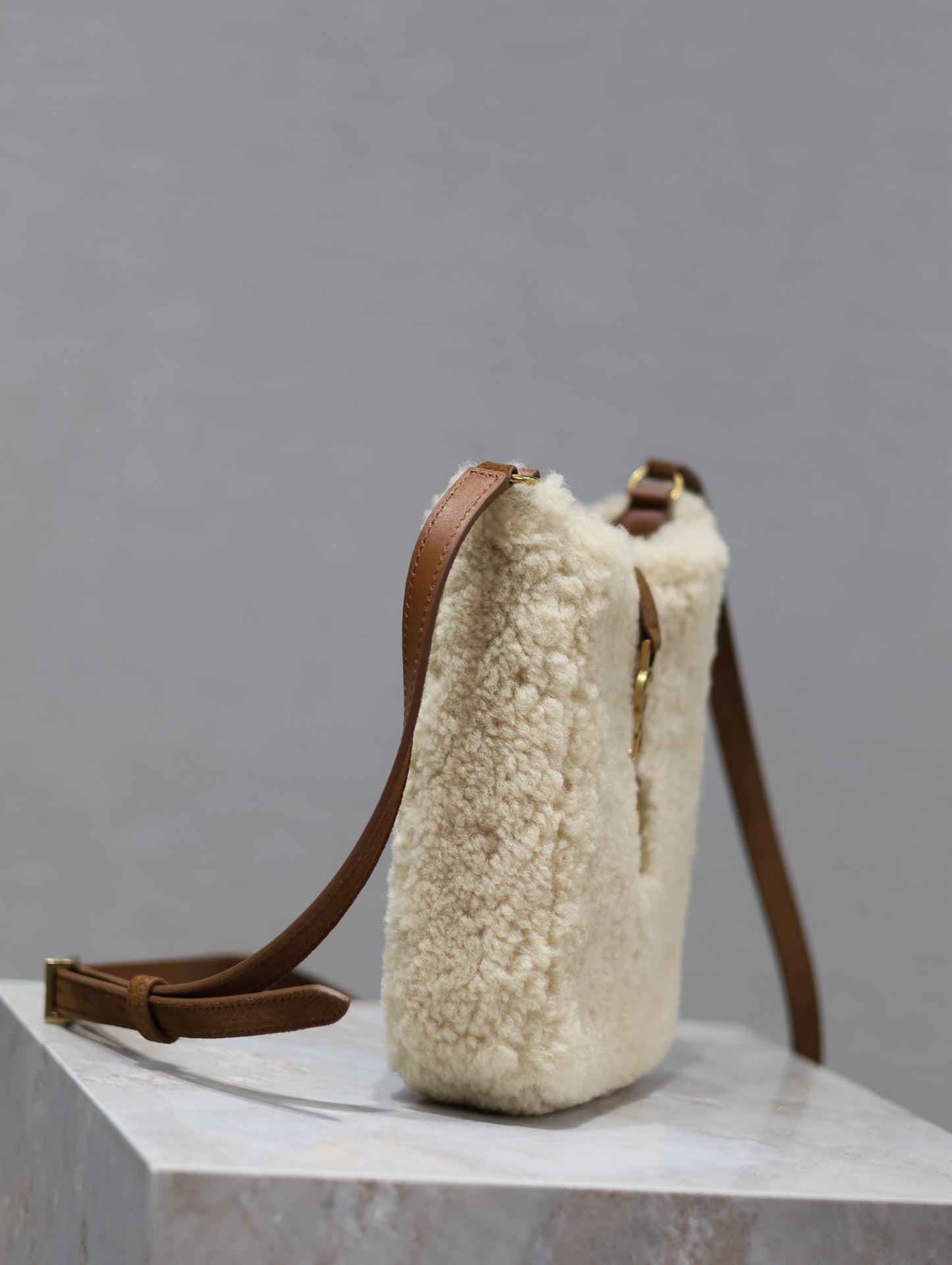 SAC HOBO LE 5 À 7 18 EN PEAU LAINE CRÈME ET BORDURE EN DAIM MARRON