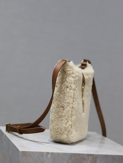 SAC HOBO LE 5 À 7 18 EN PEAU LAINE CRÈME ET BORDURE EN DAIM MARRON
