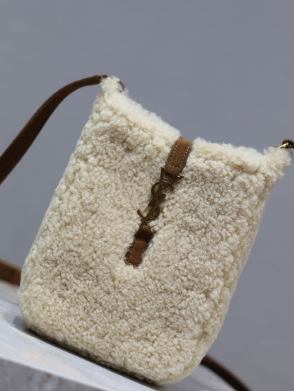 SAC HOBO LE 5 À 7 18 EN PEAU LAINE CRÈME ET BORDURE EN DAIM MARRON