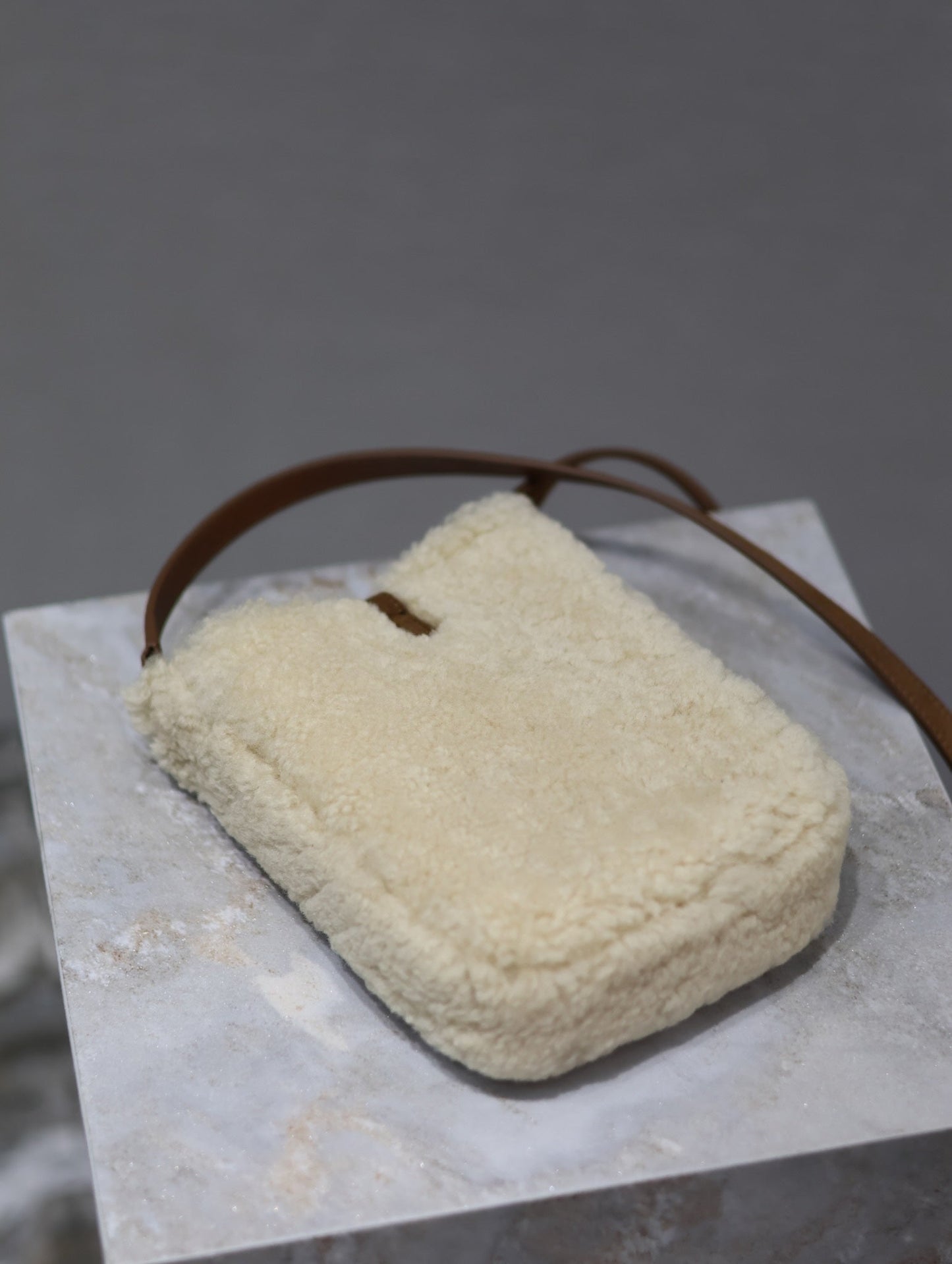 SAC HOBO LE 5 À 7 18 EN PEAU LAINE CRÈME ET BORDURE EN DAIM MARRON