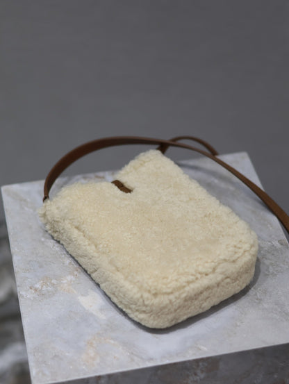 SAC HOBO LE 5 À 7 18 EN PEAU LAINE CRÈME ET BORDURE EN DAIM MARRON