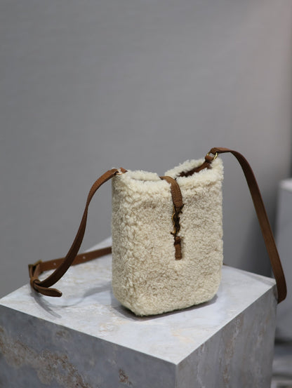 SAC HOBO LE 5 À 7 18 EN PEAU LAINE CRÈME ET BORDURE EN DAIM MARRON