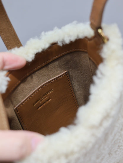 SAC HOBO LE 5 À 7 18 EN PEAU LAINE CRÈME ET BORDURE EN DAIM MARRON