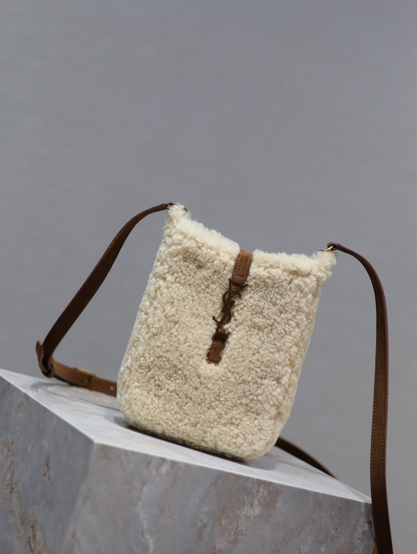 SAC HOBO LE 5 À 7 18 EN PEAU LAINE CRÈME ET BORDURE EN DAIM MARRON