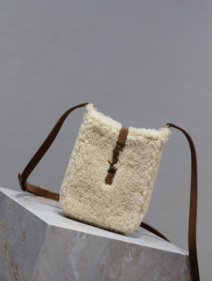 SAC HOBO LE 5 À 7 18 EN PEAU LAINE CRÈME ET BORDURE EN DAIM MARRON