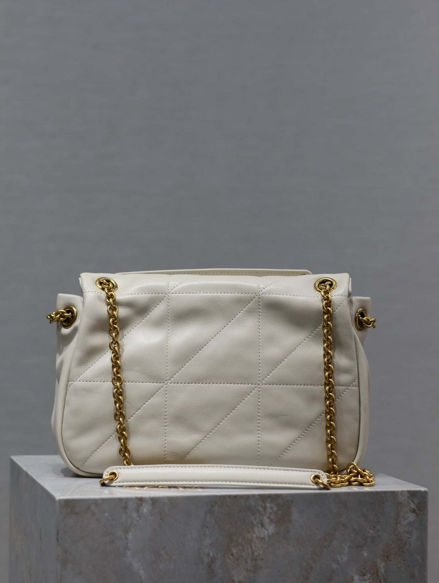 BOLSO PEQUEÑO JAMIE 4.3 25 EN PIEL DE CORDERO BLANCA CON HERRAJES DORADOS