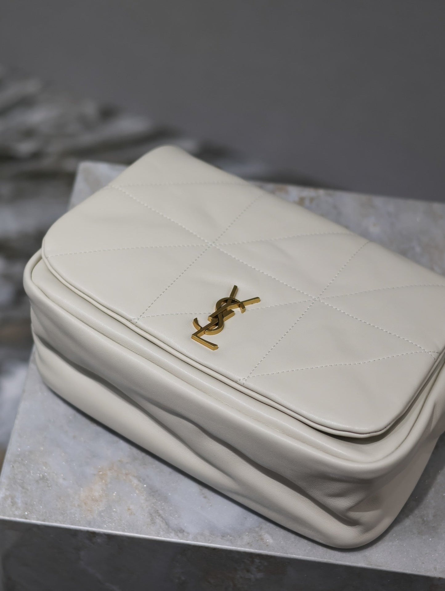 BOLSO PEQUEÑO JAMIE 4.3 25 EN PIEL DE CORDERO BLANCA CON HERRAJES DORADOS