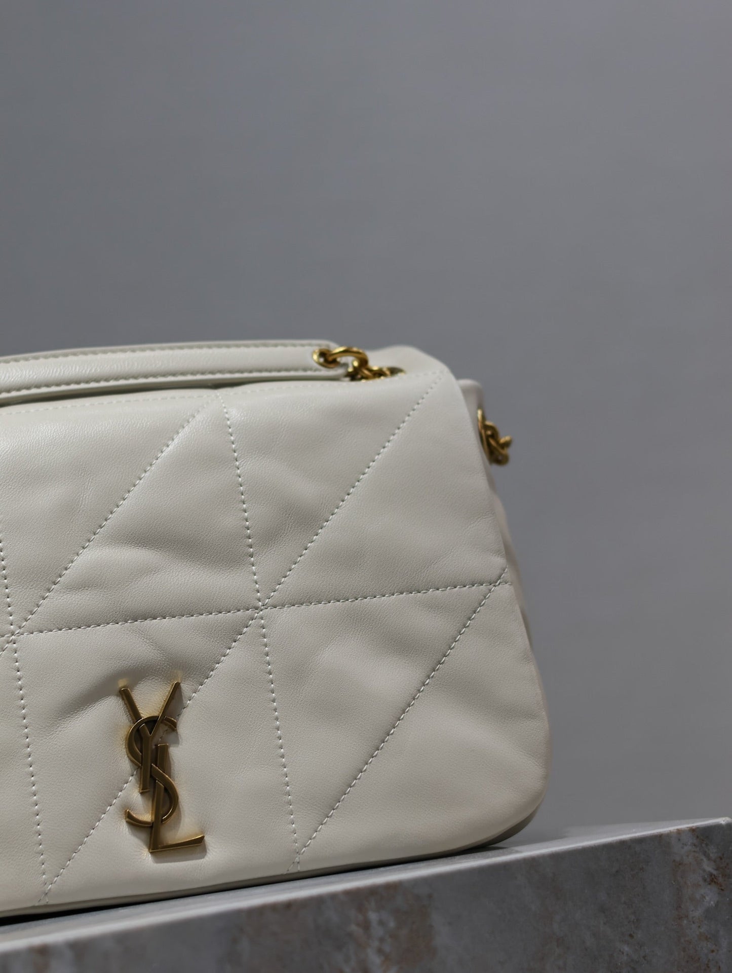 BOLSO PEQUEÑO JAMIE 4.3 25 EN PIEL DE CORDERO BLANCA CON HERRAJES DORADOS