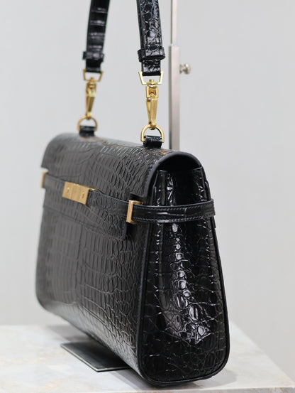 BOLSO DE MANHATTAN 32 EN PIEL DE BECERRO NEGRA CON RELIEVE DE COCODRILO Y HERRAJES DORADOS