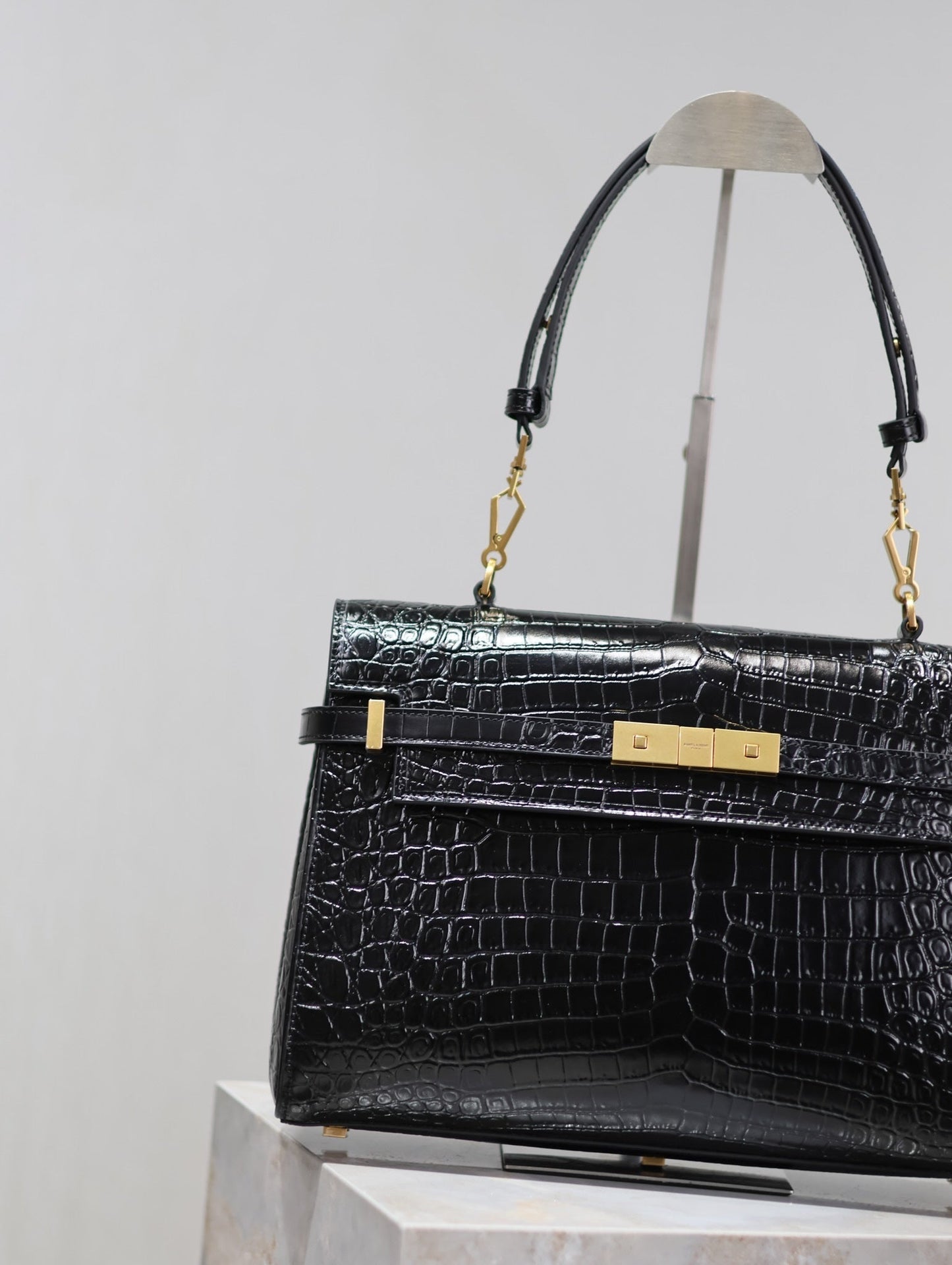 BOLSO DE MANHATTAN 32 EN PIEL DE BECERRO NEGRA CON RELIEVE DE COCODRILO Y HERRAJES DORADOS