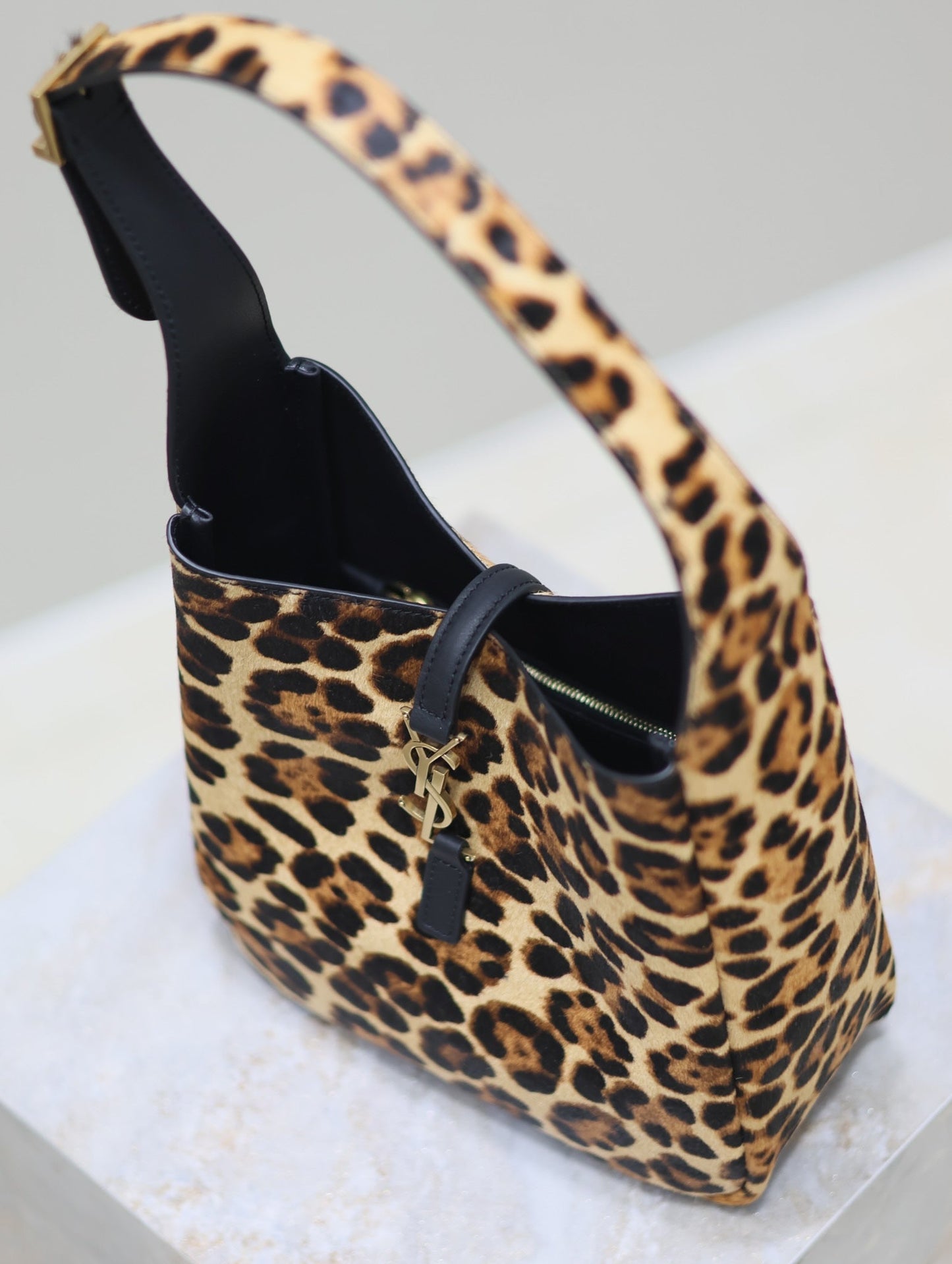 LE 5 À 7 SMALL SUPPLE 23 EN PIEL DE BECERRO CON ESTAMPADO DE LEOPARDO