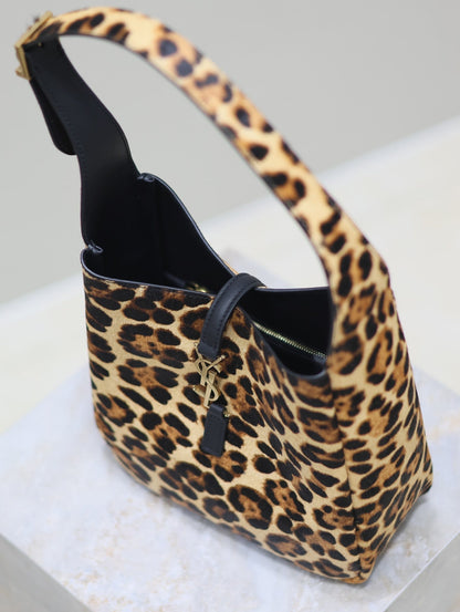 LE 5 À 7 SMALL SUPPLE 23 EN PIEL DE BECERRO CON ESTAMPADO DE LEOPARDO