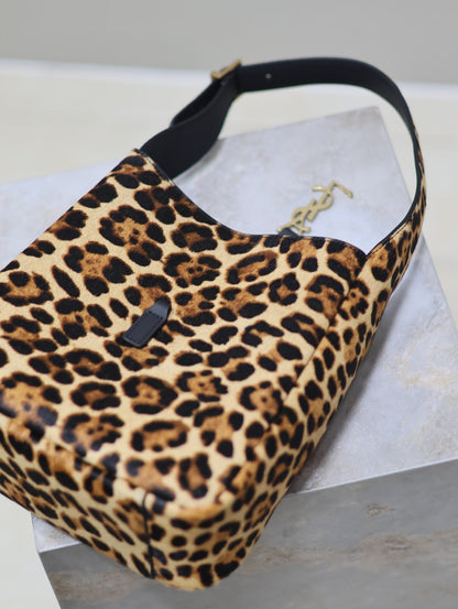 LE 5 À 7 SMALL SUPPLE 23 EN PIEL DE BECERRO CON ESTAMPADO DE LEOPARDO