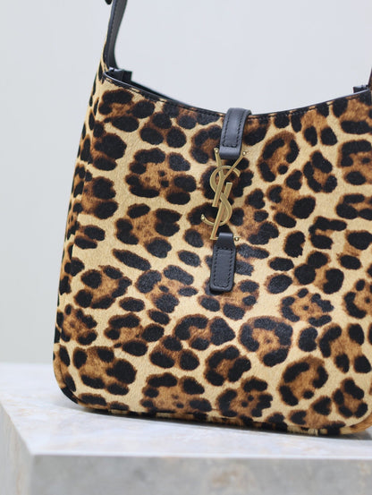 LE 5 À 7 SMALL SUPPLE 23 EN PIEL DE BECERRO CON ESTAMPADO DE LEOPARDO