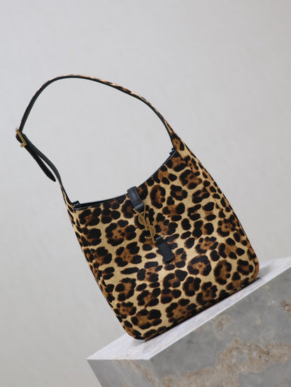 LE 5 À 7 SMALL SUPPLE 23 EN PIEL DE BECERRO CON ESTAMPADO DE LEOPARDO