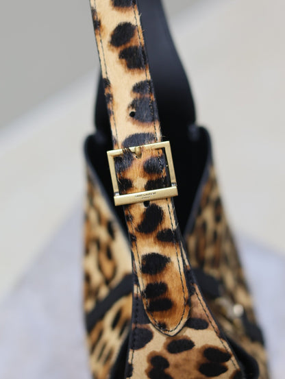 LE 5 À 7 SMALL SUPPLE 23 EN PIEL DE BECERRO CON ESTAMPADO DE LEOPARDO