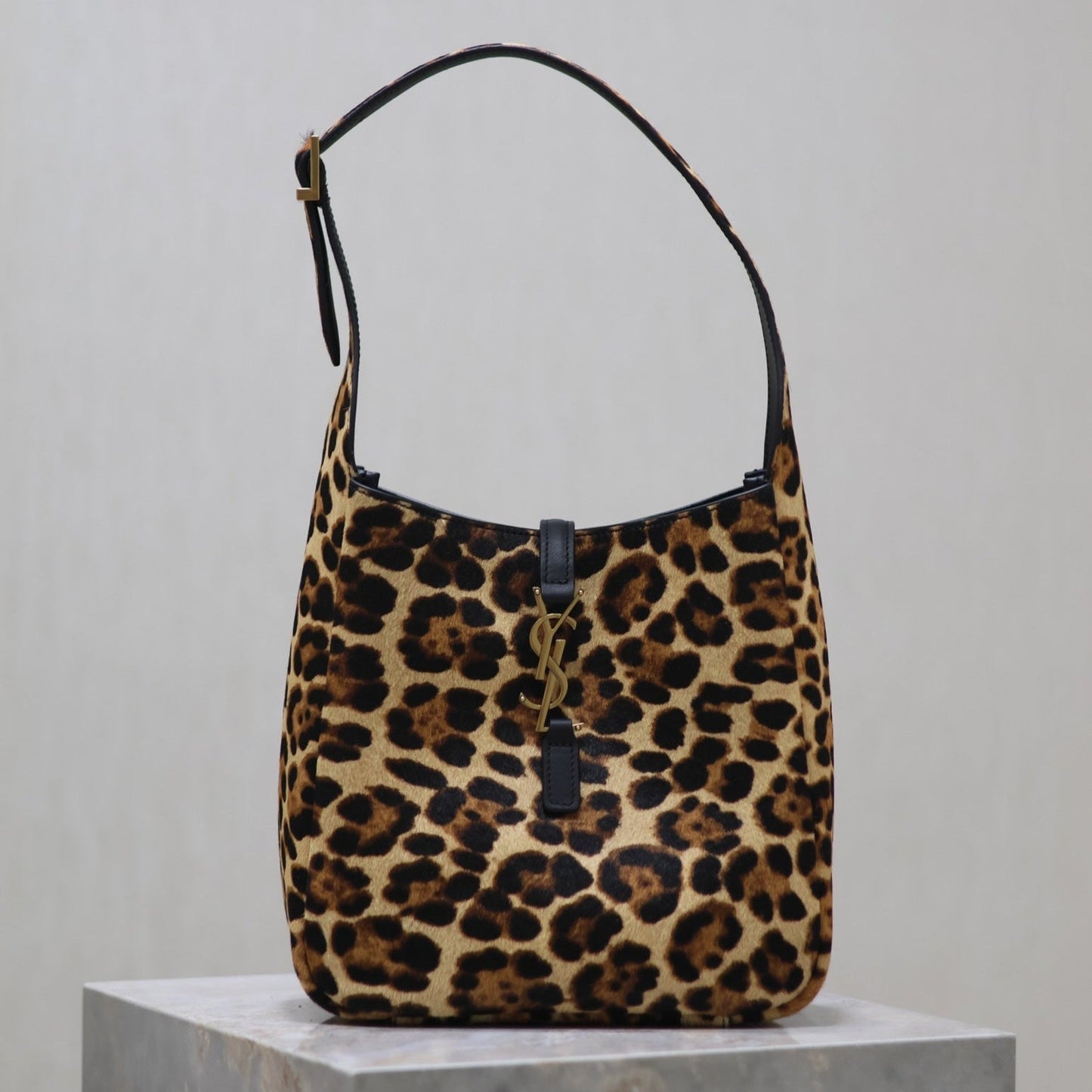 LE 5 À 7 SMALL SUPPLE 23 EN PIEL DE BECERRO CON ESTAMPADO DE LEOPARDO