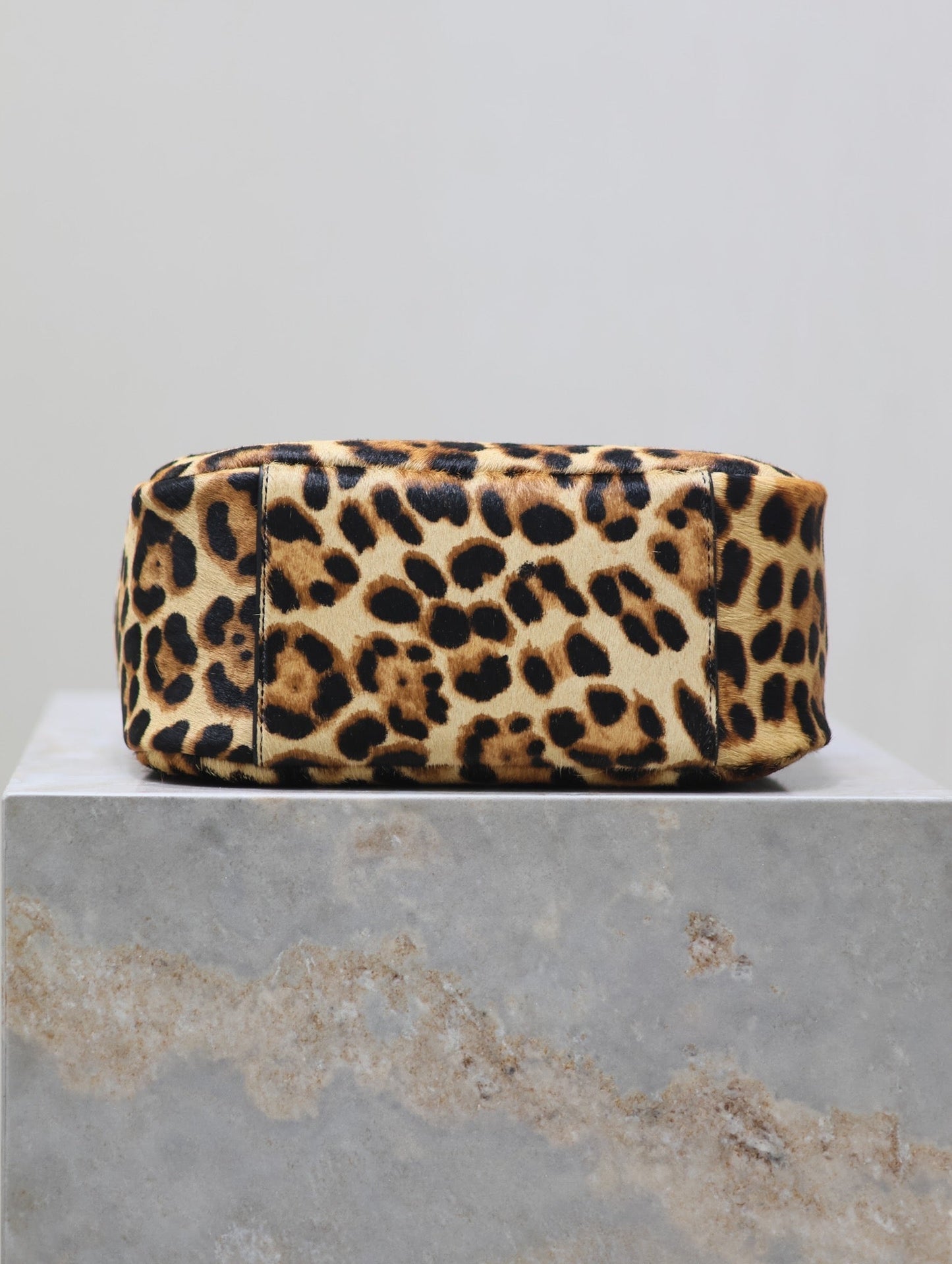 LE 5 À 7 SMALL SUPPLE 23 EN PIEL DE BECERRO CON ESTAMPADO DE LEOPARDO