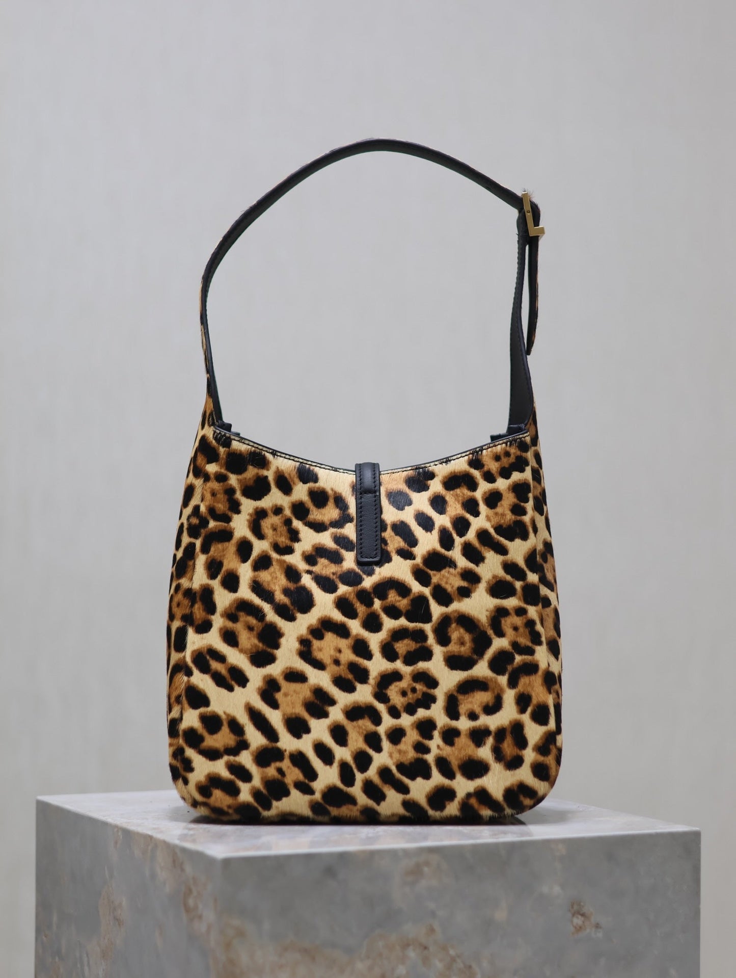 LE 5 À 7 SMALL SUPPLE 23 EN PIEL DE BECERRO CON ESTAMPADO DE LEOPARDO